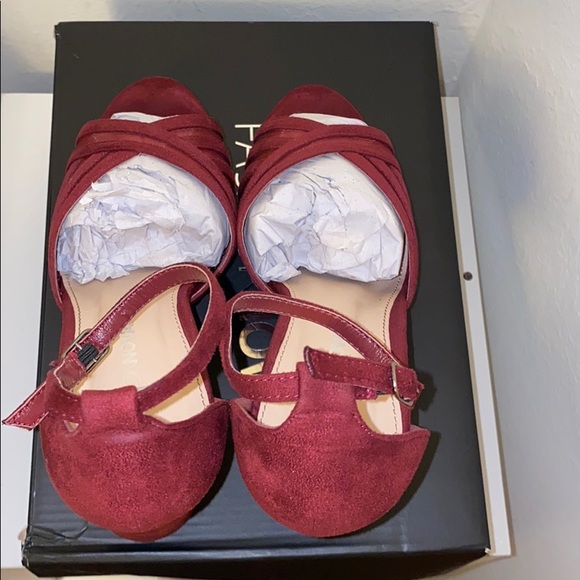 Burgundy Pumps- size 8 - Picture 2 of 4